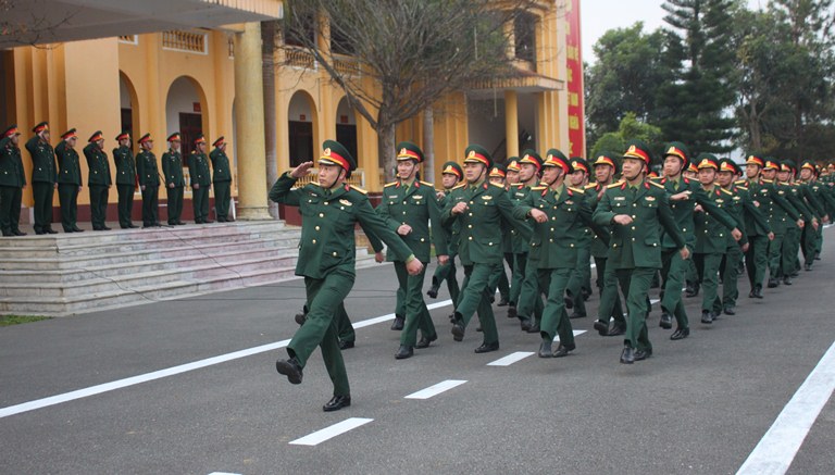 Cán bộ, chiến sĩ Bộ CHQS tỉnh tham gia duyệt đội ngũ tại buổi lễ